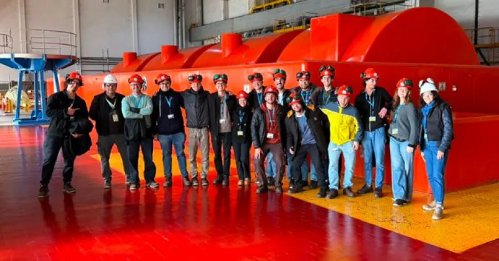Los jóvenes conociendo las diversas centrales nucleares de nuestro país. Imagen gentileza Prensa del Instituto Balseiro.