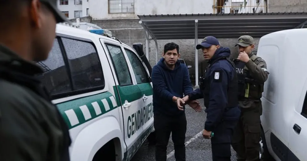 Personal de Gendarmería Nacional y el detenido en Fiscalía este martes por la mañana.