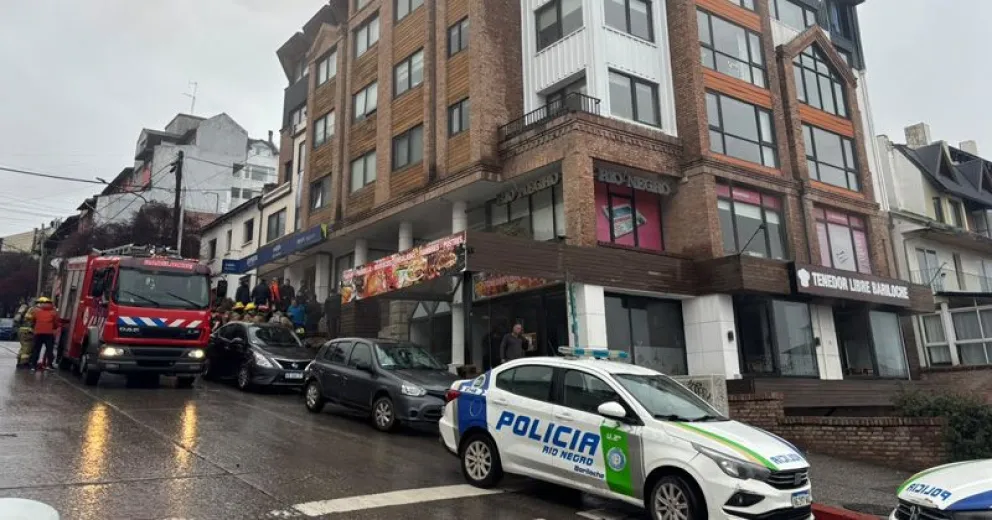 Momentos de enorme tensión, comenzaron a evacuar el edificio. Foto de Eugenia Neme. 