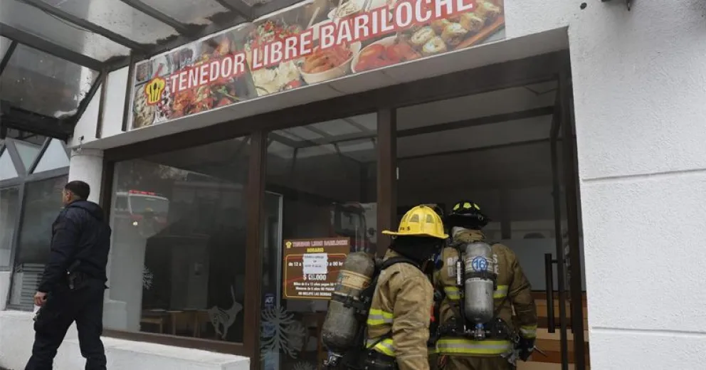 Los equipos de emergencia continúan trabajando en el lugar. Foto de Eugenia Neme.