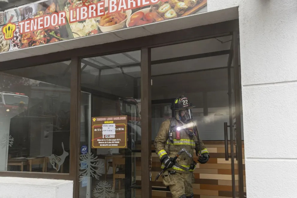 Investigan cómo se originó el incendio en el edificio del centro de Bariloche. Fotos: Eugenia Neme
