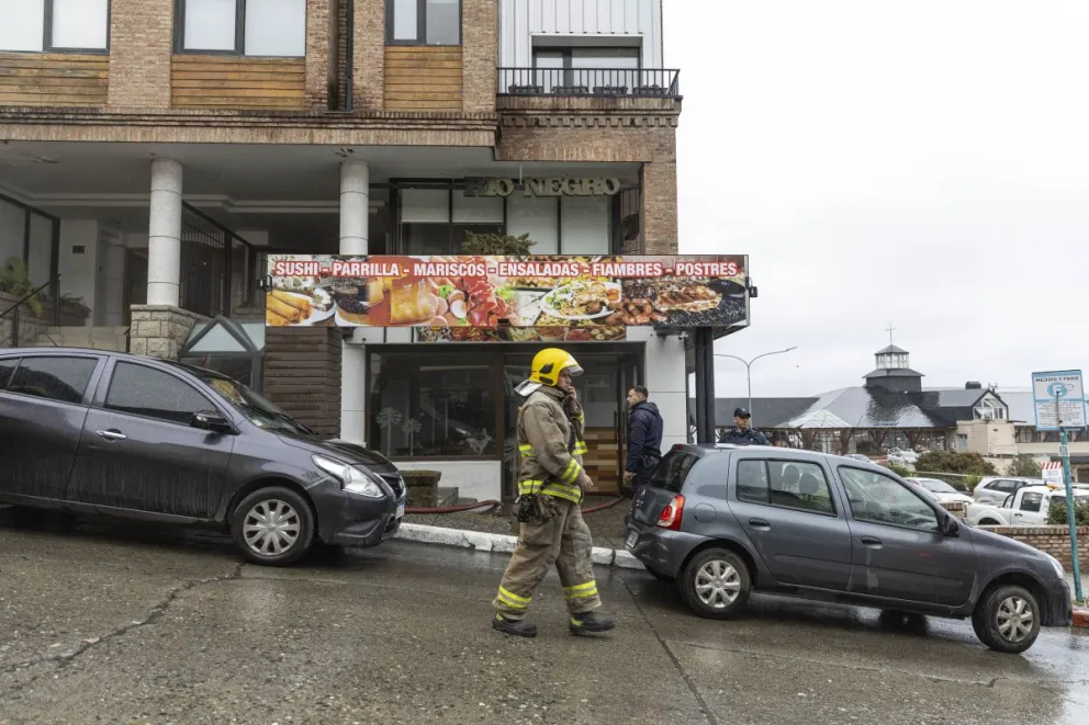 Investigan cómo se originó el incendio en el edificio del centro de Bariloche. Fotos: Eugenia Neme