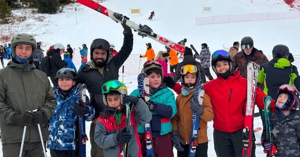 Las jornadas se desarrollan en el Cerro Catedral, donde la gran mayoría de los alumnos vive su primer contacto con el esquí. 