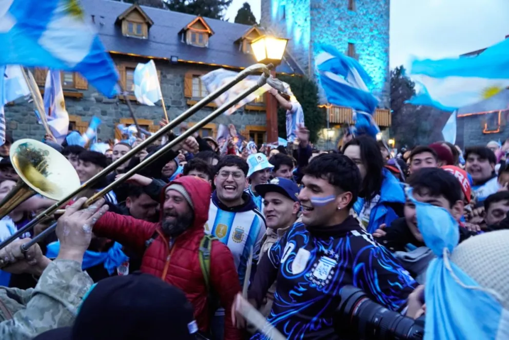 El Centro Cívico estalló con el pitazo final y todo fue alegría. Fotos Facundo Pardo. 