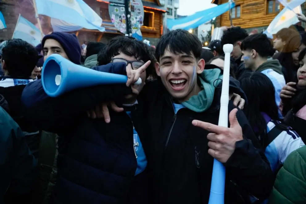 Una vez más, una buena cantidad de hinchas eligió el Centro Cívico para ver a la Scaloneta. Fotos: Facundo Pardo. 