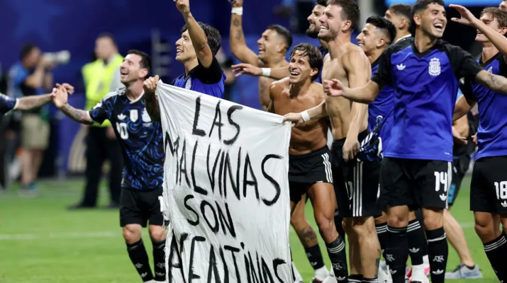 Lisandro Martínez y Gio Lo Celso mostraron la bandera en pleno campo de juego.