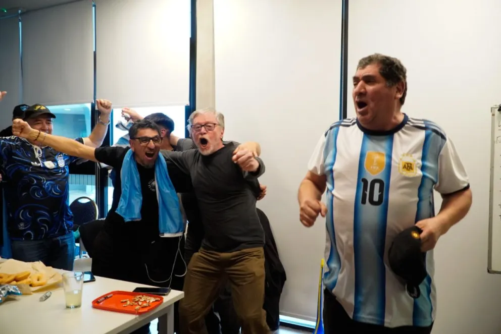 Argentina marca el segundo gol y el Museo Malvinas, Antártida y Atlántico Sur estalla en emoción. Fotos: Facundo Pardo.