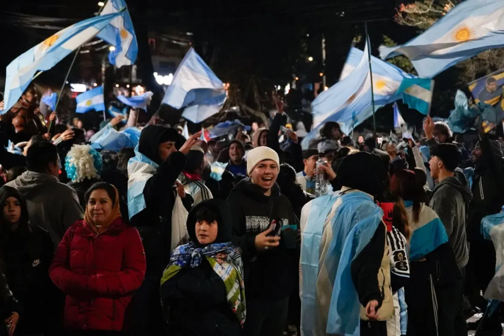 Miles de turistas y residentes expresando el orgullo de ser argentino. Foto de Facundo Pardo, video gentileza.