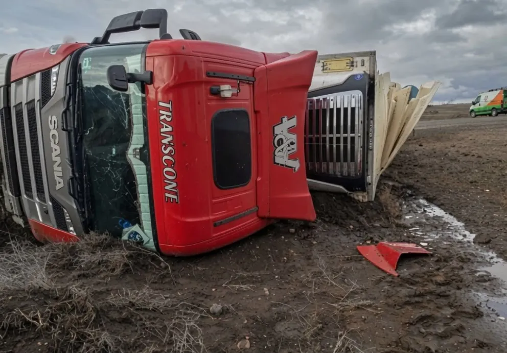 Así quedó el camión después del vuelco. Foto B2000