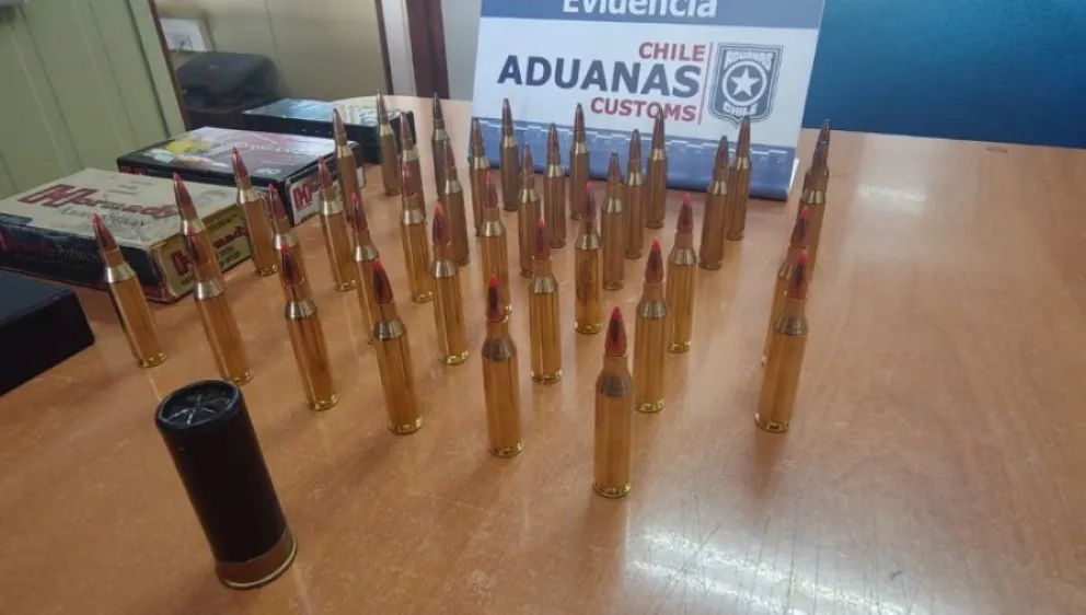 En el vehículo fueron halladas 37 municiones durante un control de rutina en la aduana chilena. 