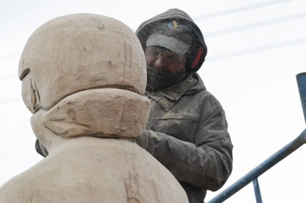 Ya toma forma la primera escultura de las 20 que serán esculpidas por Molinari en la costanera de Bariloche. Fotos: Eugenia Neme