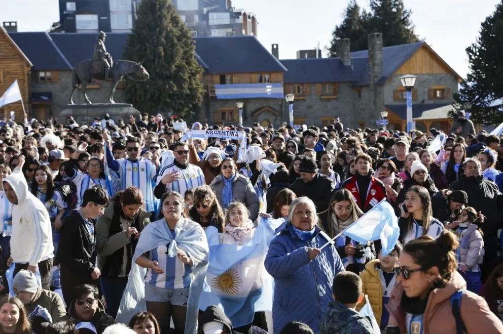 La gente empieza a encontrarse en el Centro Cívico. Fotos Eugenia Neme. 