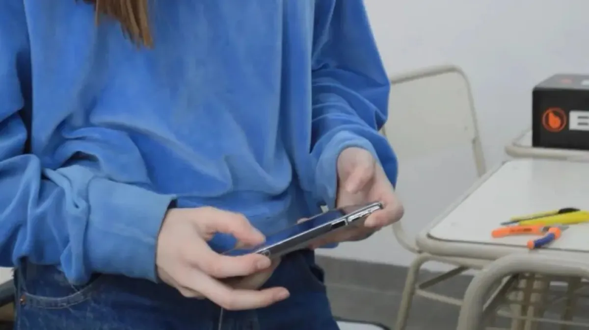 "Los chicos juegan más durante los recreos": los cambios en escuelas rionegrinas tras regular el uso de celulares