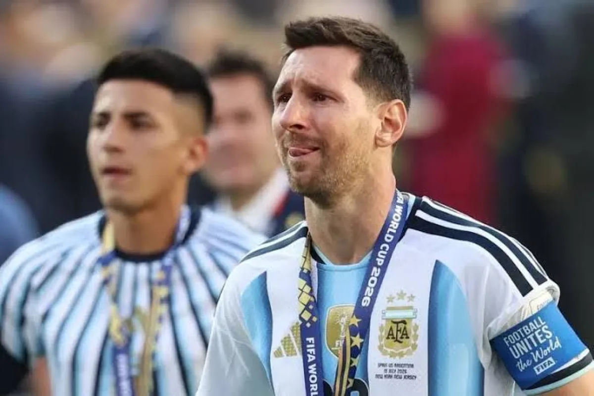 Messi no pudo contener las lágrimas tras la derrota ante España y recibió una ovación de los hinchas argentinos