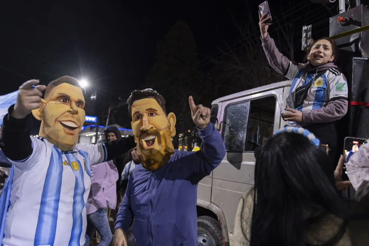 Con banderas, música y baile, los hinchas cerraron la participación de la Selección en el Centro Cívico