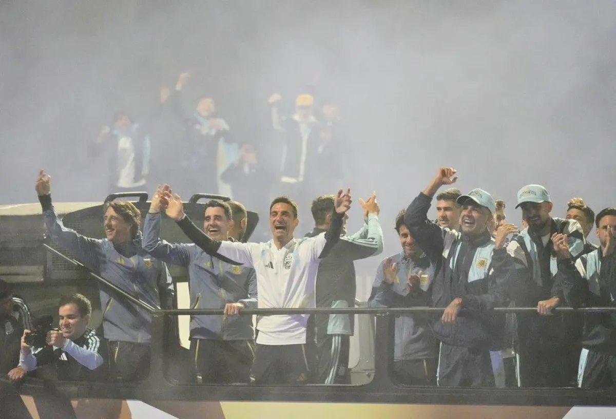La Selección argentina llegó al país tras la final del Mundial: una multitud saludó al plantel en Ezeiza