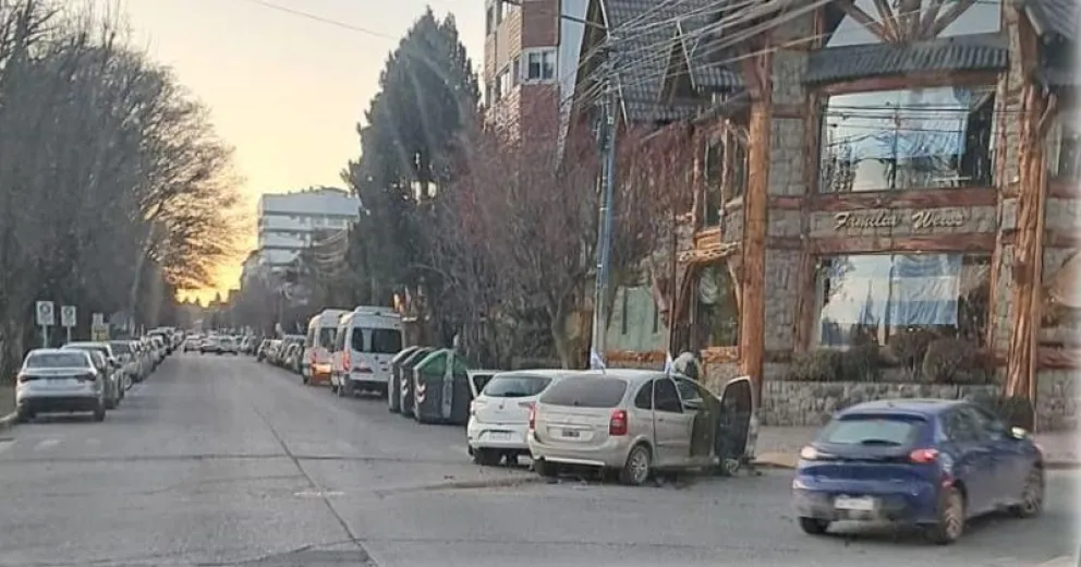 Dos autos chocaron y casi terminan sobre la vereda de Vice Almirante O´connor