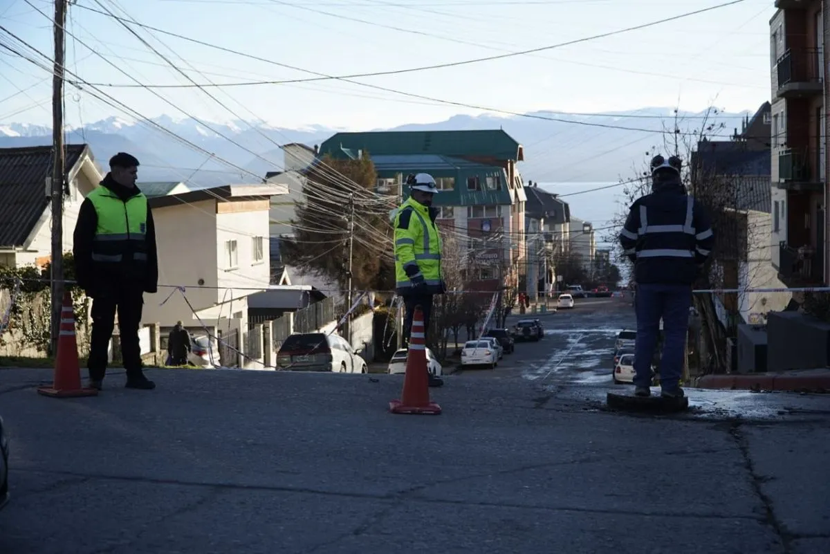 Hielo sobre la calzada obligó a cortar una transitada esquina de Bariloche