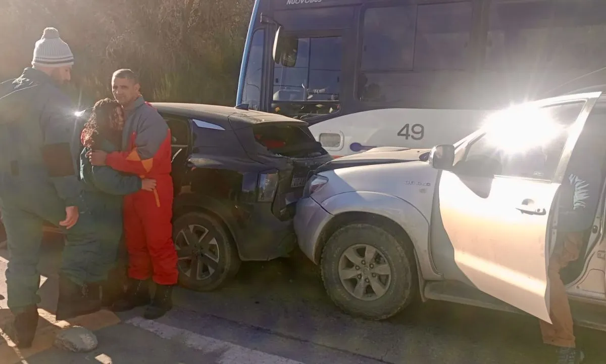 Choque en cadena en el oeste de Bariloche: tres vehículos involucrados, uno de ellos con turistas brasileños