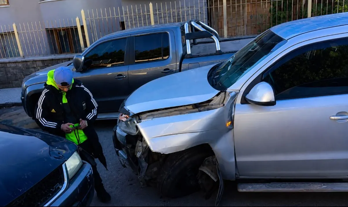 Choque frontal entre dos camionetas complica el tránsito en el oeste de Bariloche