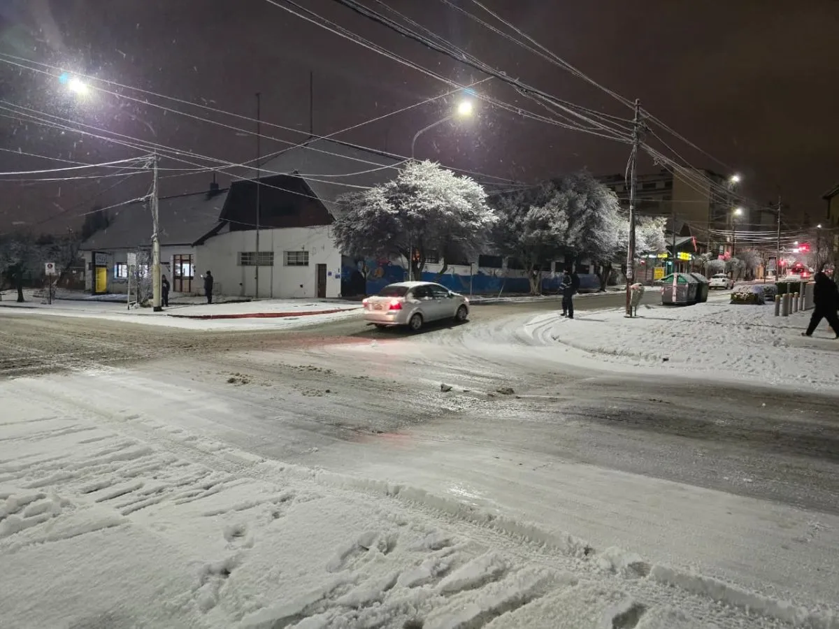 La nieve llegó a la ciudad: piden extremar las precauciones para circular por las calles y rutas