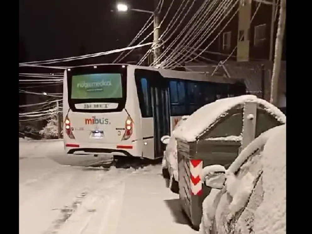 Atención a los conductores que circulen por la zona. Cuadrillas del municipio trabajan desde la madrugada en el despeje de calles.