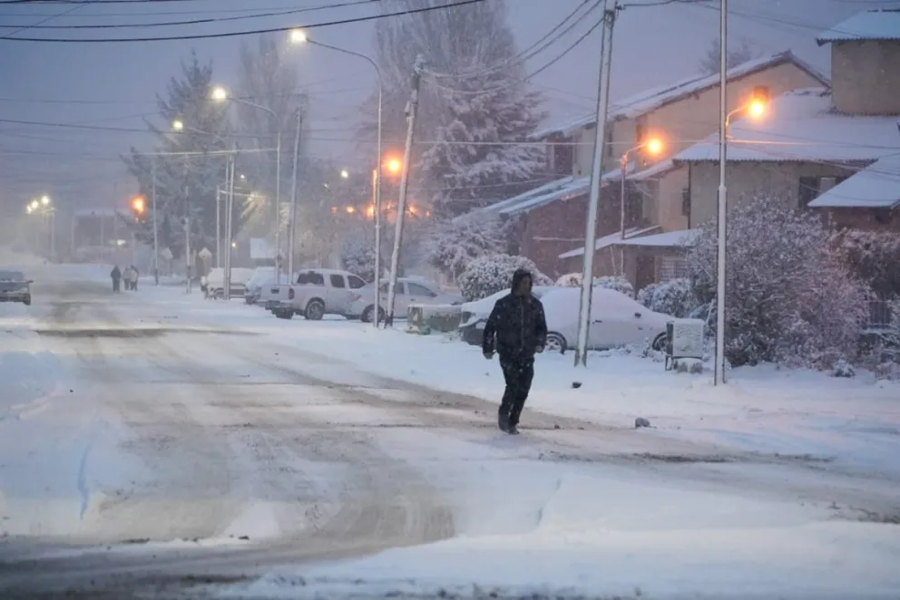 Según el pronóstico, la nieve seguirá cayendo durante toda la jornada. Foto de Facundo Pardo.