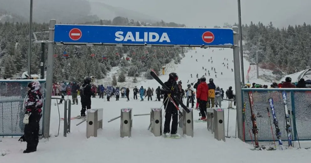 La base cubierta de nieve y llena de visitantes.