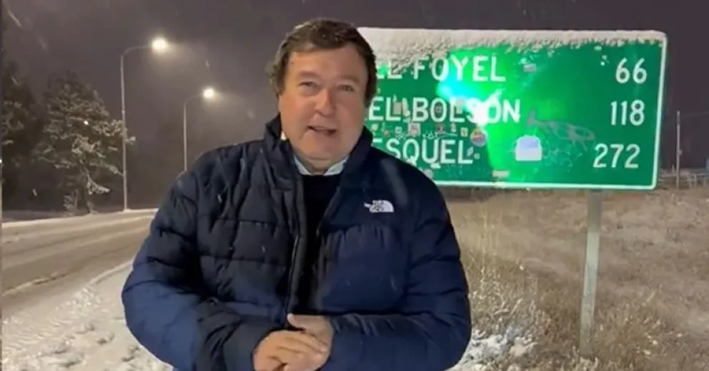 El mandatario provincial junto a la Ruta Nacional 40, rumbo a El Bolsón. 