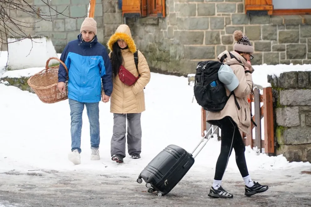 Desde muy temprano, se desplegaron cuadrillas de empleados municipales por diferentes barrios de la ciudad.