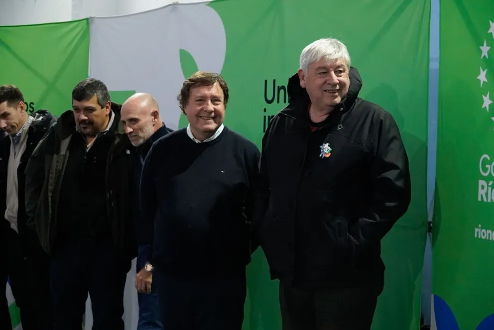 El gobernador estuvo junto a Walter Cortés en el acto en la escuela del barrio Malvinas. Fotos Facundo Pardo. 