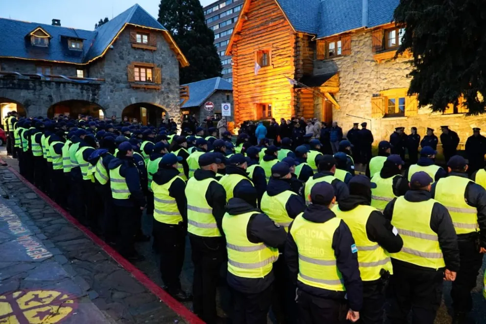 Presentación de los efectivos que llegaron a Bariloche para sumarse a la seguridad de la ciudad durante la temporada invernal. Foto Facundo Pardo.