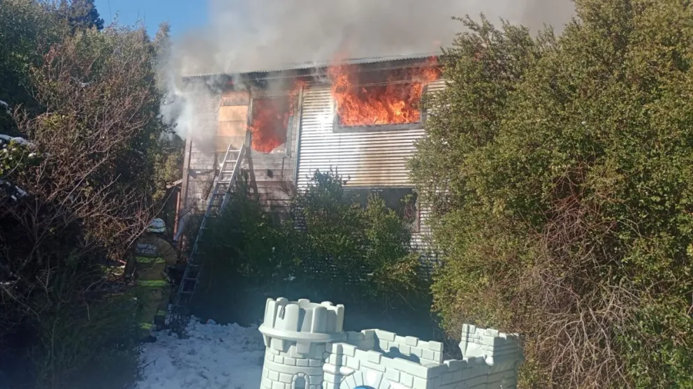 El incendio se desató en una vivienda del barrio Nahuel Malal. Foto: gentileza. 