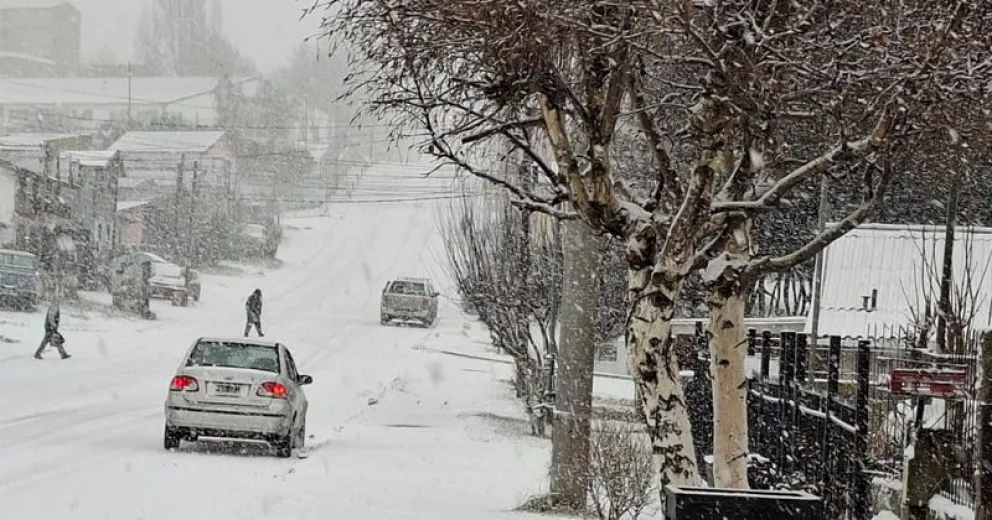 La nieve se va acumulando sobre una capa de hielo, máxima precaución al transitar.
