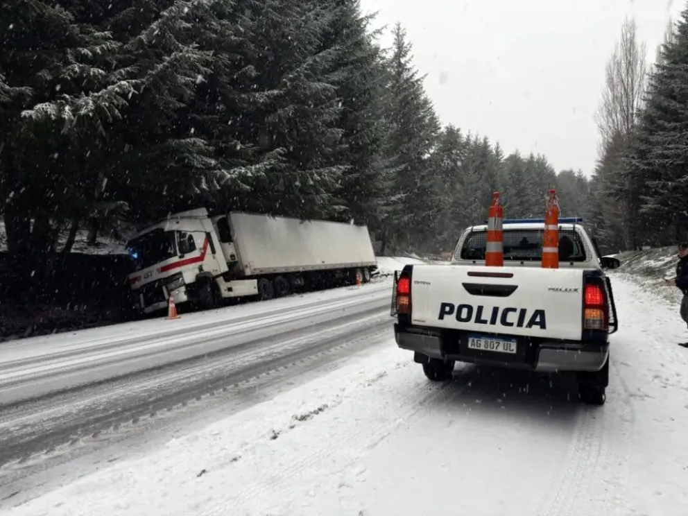 El tramo está afectado por la tormenta de nieve y solicitan extremar precauciones. Foto Info Los Andes.