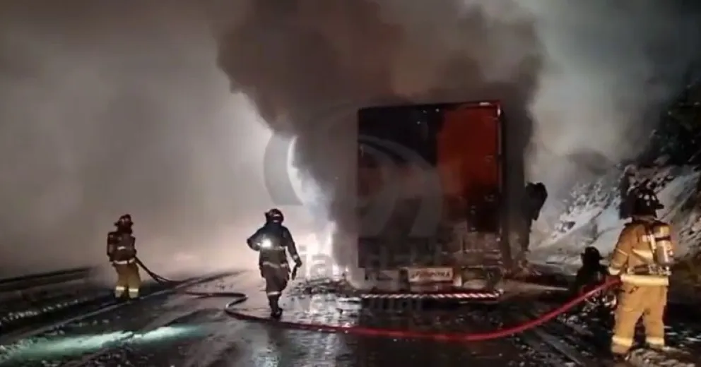 El tránsito se vio interrumpido por algunas horas. Imagen captura de pantalla del video de Vialidad Nacional.