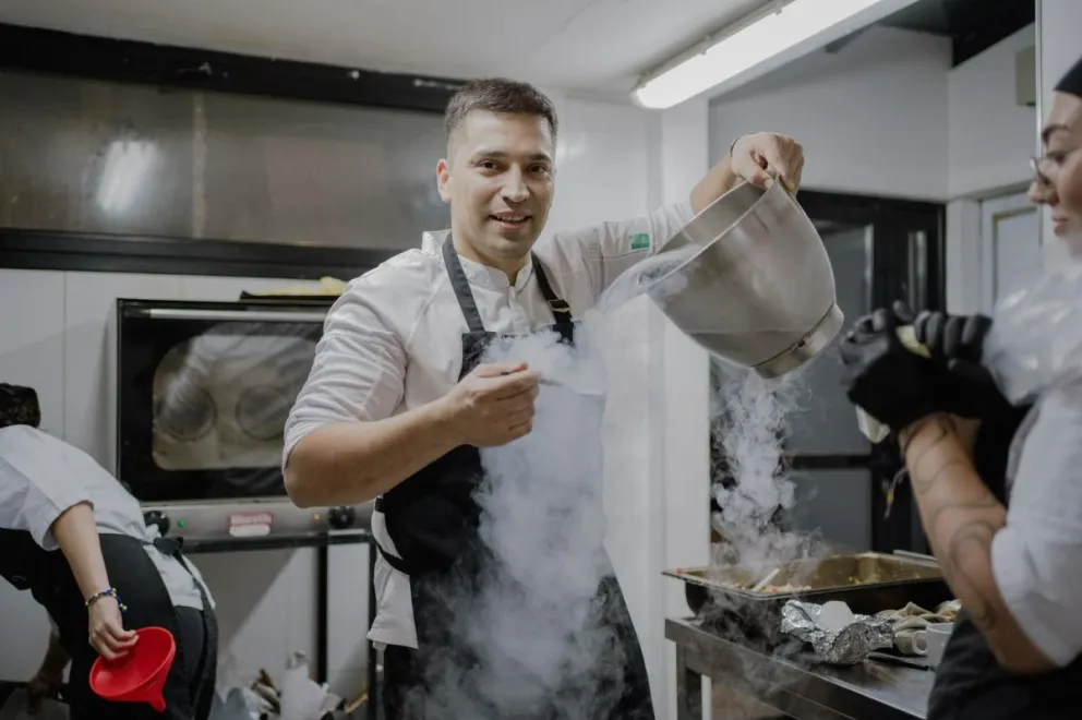 Aníbal Ramirez en la cocina, su ámbito natural. Imágenes gentileza.