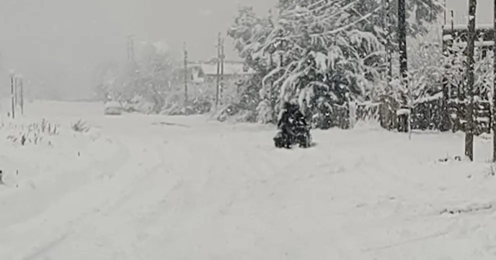 La nieve provocó el corte del sistema eléctrico y esto ocasionó la falta de bombeo del servicio de agua. Imagen del Noticias Del Bolsón.