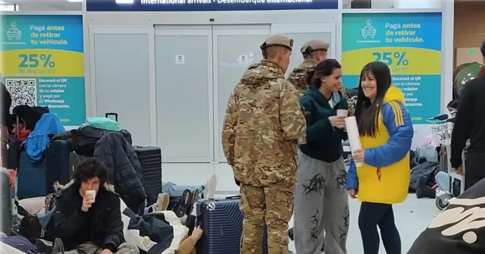 Personal de la Escuela Militar de Montaña de nuestra ciudad en el aeropuerto.