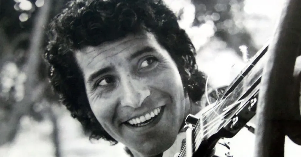 Víctor Jara fue un músico, cantautor, profesor, escritor y director de teatro chileno.​​​