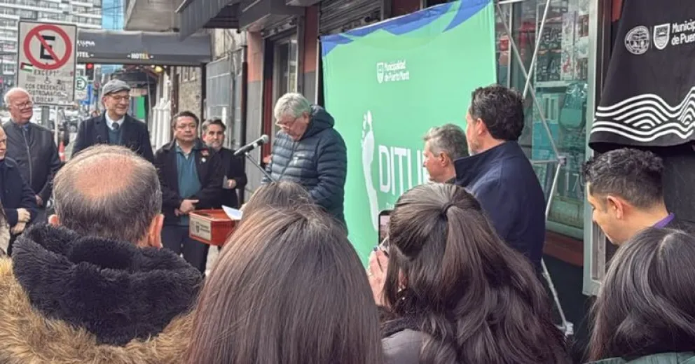 Cortés durante su discurso previo al descubrimiento de una placa conmemorativa. 