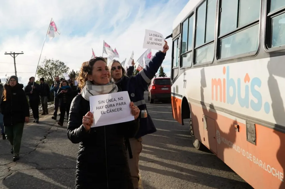 Uno de los carteles que se mostraron en la protesta. Foto Facu Pardo 
