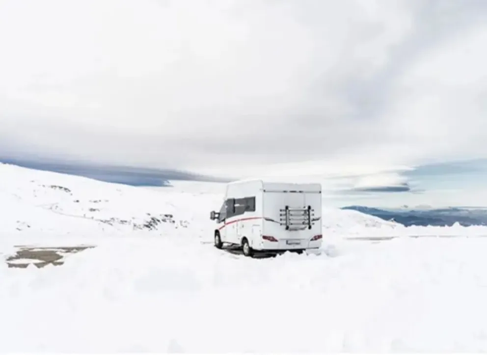 El motorhome no pudo avanzar por el barro y la nieve en la ruta. 