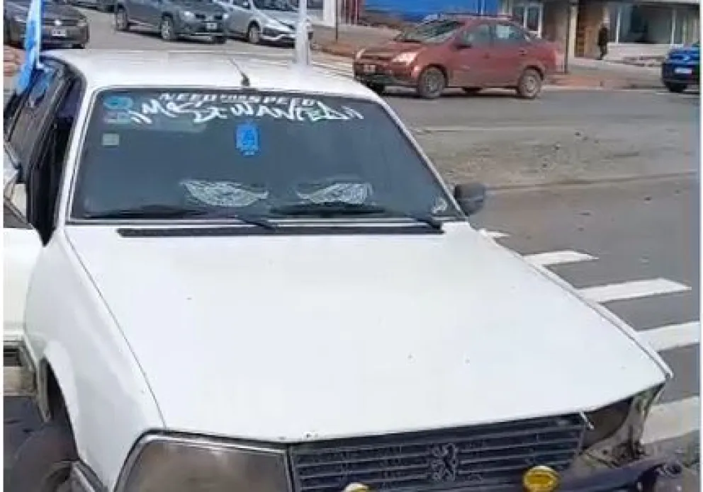 Un Peugeot terminó sobre la vereda tras chocar con una camioneta. 