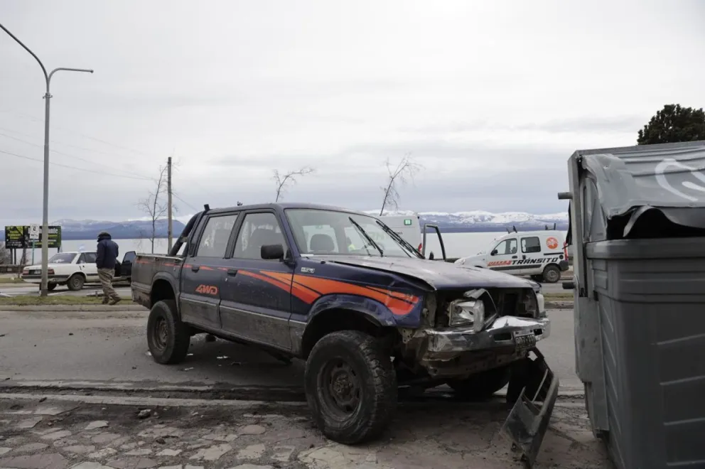 Un Peugeot terminó sobre la vereda tras chocar con una camioneta. 