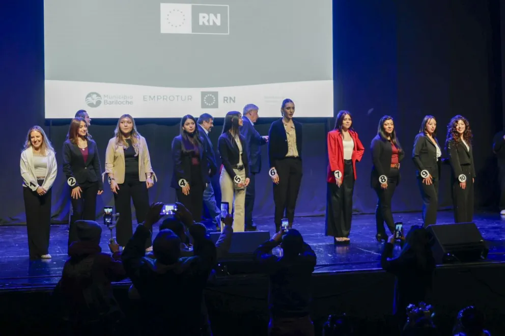 Las candidatas a reina, durante la presentación en el teatro La Baita. Foto Eugenia Neme.