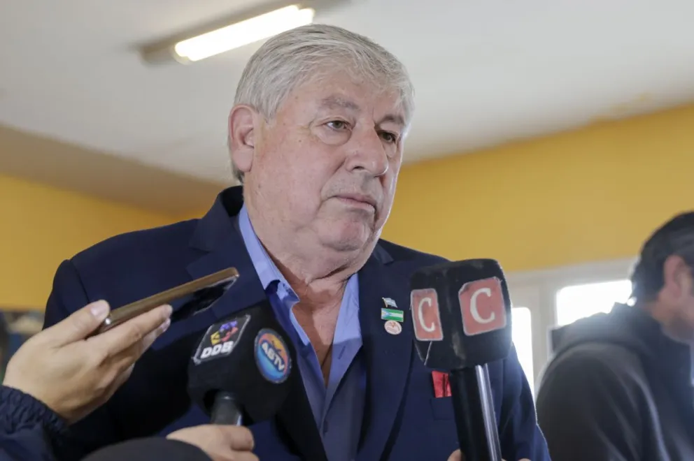 El intendente en diálogo con la prensa local. Foto Euge Neme 