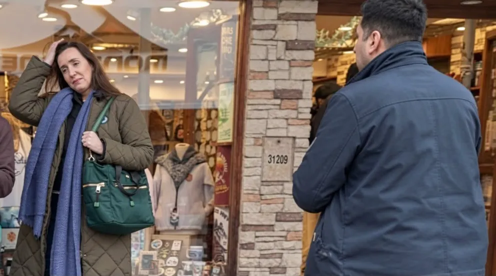 Victoria Villarroel se fotografió con turistas en calle Mitre. Foto: gentileza. 