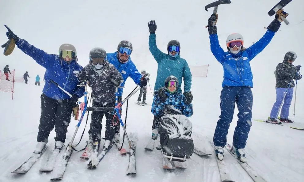 Facundo cumplió su sueño de esquiar en Bariloche. Fotos: Fundación Desafío Bariloche. 