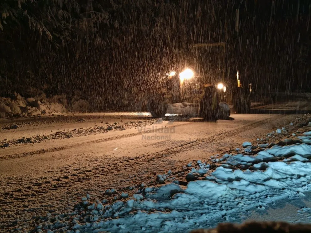 Intensa nevada en Ruta 40 en el tramo denominado Siete Lagos. 